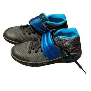 Kyrie 2 raindrop basketball shoes Size 7Y Black Blue